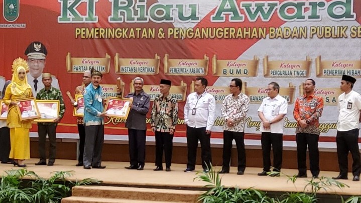 KPU Riau Terima Penghargaan KI Award 2022 Kategori Peringkat Informatif KPU Riau Terima Penghargaan KI Award 2022 Kategori Peringkat Informatif