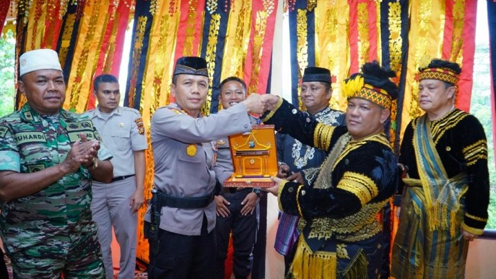 Pegang Adat Istiadat, Sekda Kampar Sambut Siswa SPN Polda Riau di Balai Adat