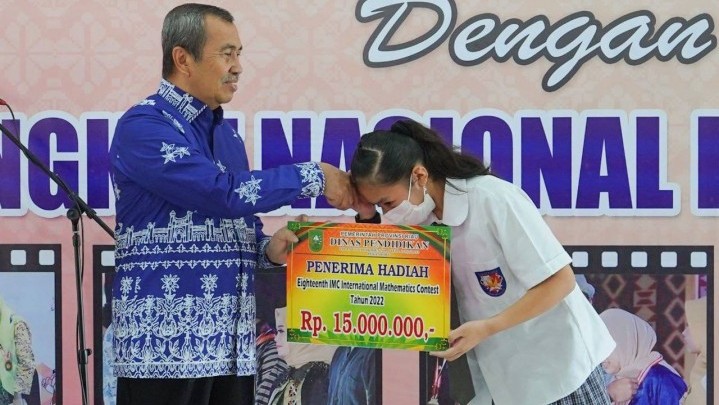 Pemprov Riau Beri Penghargaan pada 98 Pelajar Berprestasi