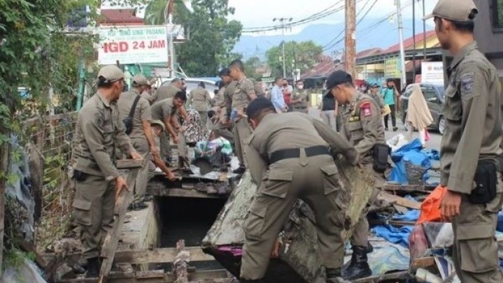 Langgar Aturan, Lapak PKL di Jalan Gajah Mada Padang Dibongkar Paksa Langgar Aturan, Lapak PKL di Jalan Gajah Mada Padang Dibongkar Paksa