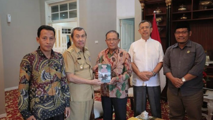 Buku Pemikiran Tokoh Cendekiawan Riau Diserahkan pada Gubri Syamsuar