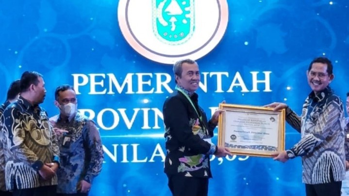 Pemprov Riau Terima Anugerah Pelayanan Publik dari Ombudsman RI Pemprov Riau Terima Anugerah Pelayanan Publik dari Ombudsman RI