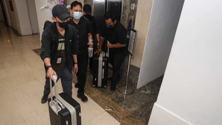 KPK Amankan Dokumen dan Barang Elektronik Usai Geledah Kantor Gubernur Jatim KPK Amankan Dokumen dan Barang Elektronik Usai Geledah Kantor Gubernur Jatim