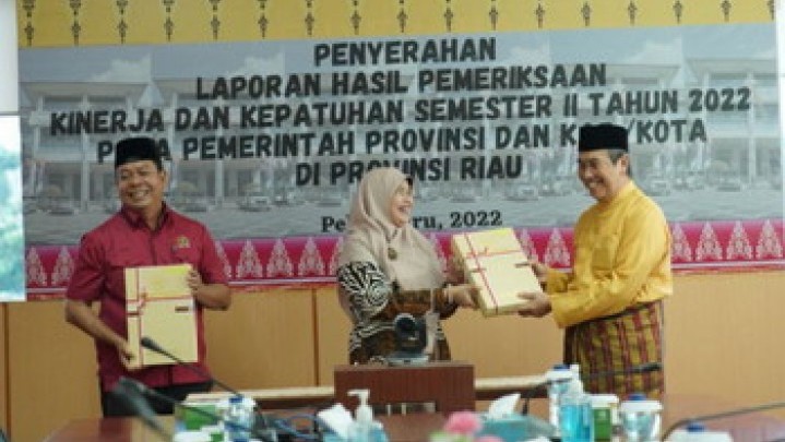 BPK Serahkan Laporan Hasil Periksaan Kinerja Pemprov Riau