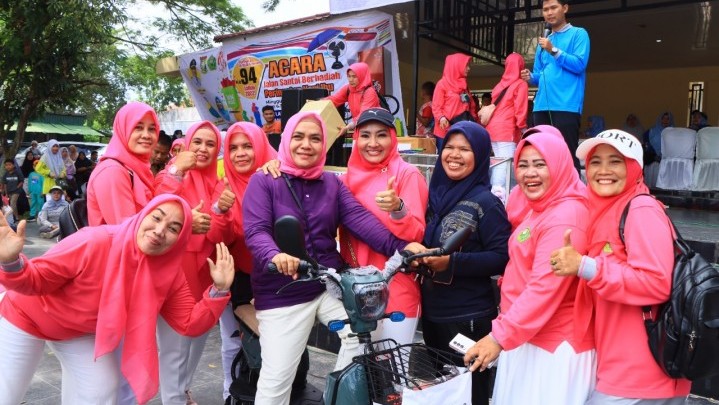 Meriahkan Hari Ibu ke 94, Deswita Kamsol Lepas Peserta Jalan Santai Berhadiah