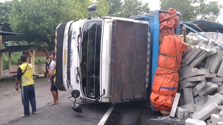 Gegara Ikuti Google Maps, Truk Bermuatan Hebel Terguling Gegara Ikuti Google Maps, Truk Bermuatan Hebel Terguling