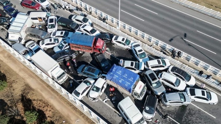 200 Mobil di China Terlibat Tabrakan Beruntun 200 Mobil di China Terlibat Tabrakan Beruntun