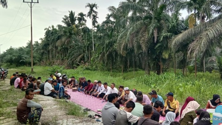 Pengerjaan 'Jalan Retak Seribu' Rampung, Masyarakat Adakan Syukuran