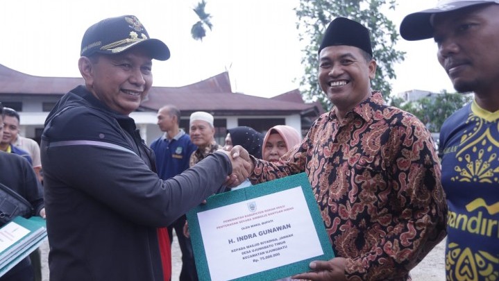 Wabup Rohul Keliling 16 Kecamatan Tebar Bantuan