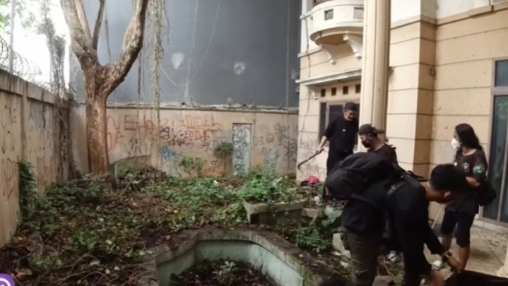 Tiko 12 Tahun Rawat Ibu Tanpa Air dan Listrik di Rumah Mewah