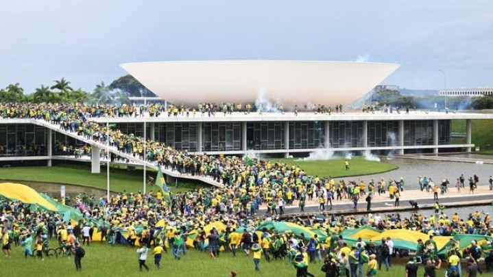 Ribuan Warga Duduki Gedung Kongres dan Kepung Istana Presiden Brasil Ribuan Warga Duduki Gedung Kongres dan Kepung Istana Presiden Brasil