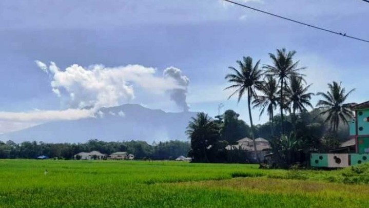 Gunung Marapi Sumbar Kembali Erupsi, Lontarkan Abu Vulkanik 1 Km Gunung Marapi Sumbar Kembali Erupsi, Lontarkan Abu Vulkanik 1 Km