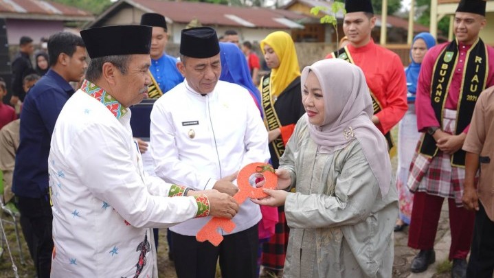 Gubri Serahkan Kunci Rumah Tinggi Kerajaan Indragiri Hulu Gubri Serahkan Kunci Rumah Tinggi Kerajaan Indragiri Hulu