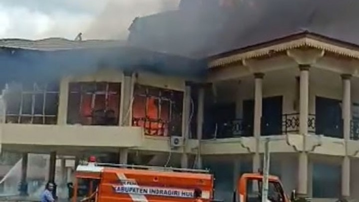 Gedung DPRD Indragiri Hulu Terbakar Gedung DPRD Indragiri Hulu Terbakar