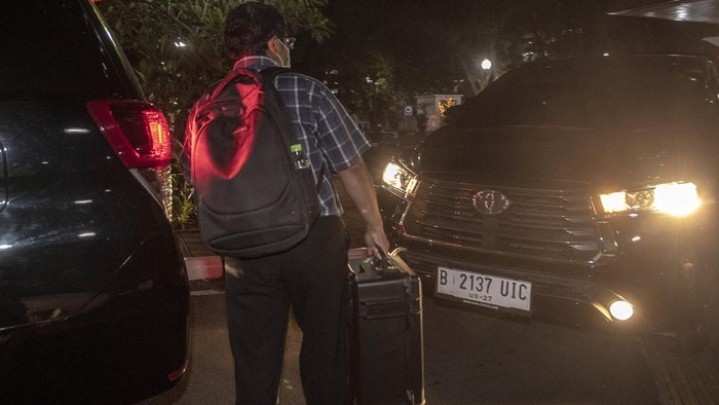 KPK Angkut Tujuh Koper saat Geledah DPRD DKI KPK Angkut Tujuh Koper saat Geledah DPRD DKI