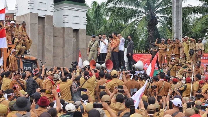 Sindir Kades Demo Minta Perpanjangan Masa Jabatan Jadi 9 Tahun, Pengamat: Besok-besok Bupati Minta 10 Tahun