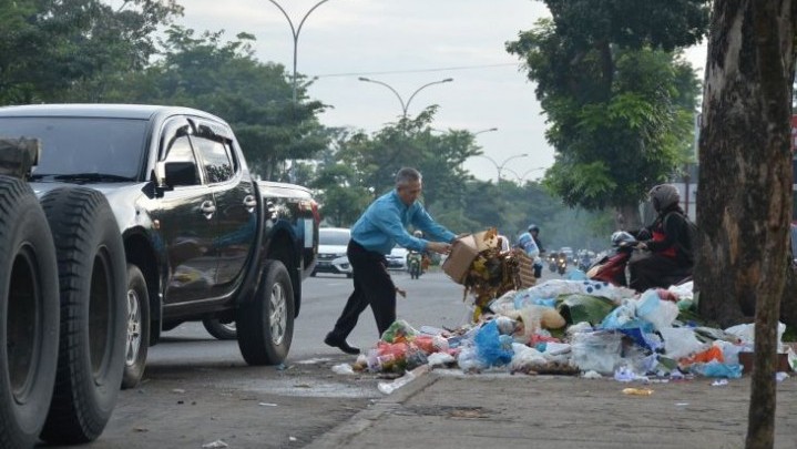Buang Sampah Sembarangan di Pekanbaru Bisa Disanksi Denda hingga Rp 25 Juta Buang Sampah Sembarangan di Pekanbaru Bisa Disanksi Denda hingga Rp 25 Juta