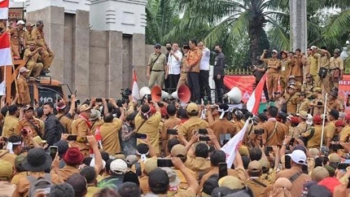 Langgengkan Kekuasaan, Tuntutan Kades Tambah Masa Jabatan Diminta Tidak Perlu Diakomodir Langgengkan Kekuasaan, Tuntutan Kades Tambah Masa Jabatan Diminta Tidak Perlu Diakomodir