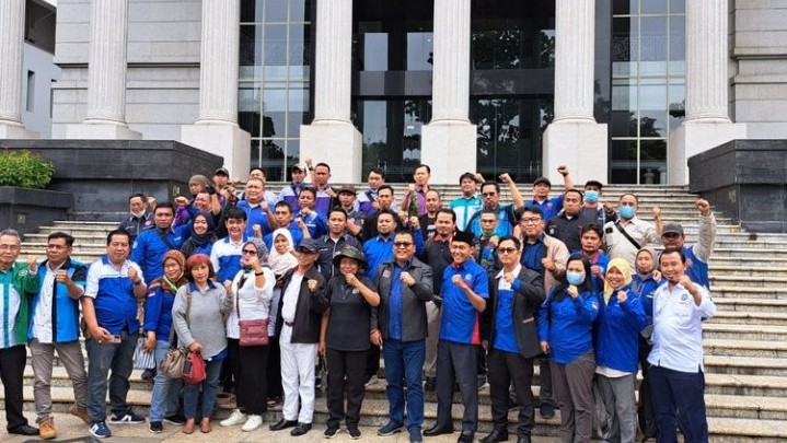 Hari Ini Belasan Serikat Buruh Gugat Perppu Ciptaker ke MK