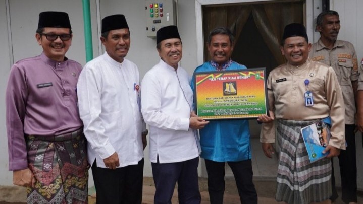 Gubri Syamsuar Serahkan 300 Ribu Benur Udang Vaname untuk Petambak di Dumai Gubri Syamsuar Serahkan 300 Ribu Benur Udang Vaname untuk Petambak di Dumai