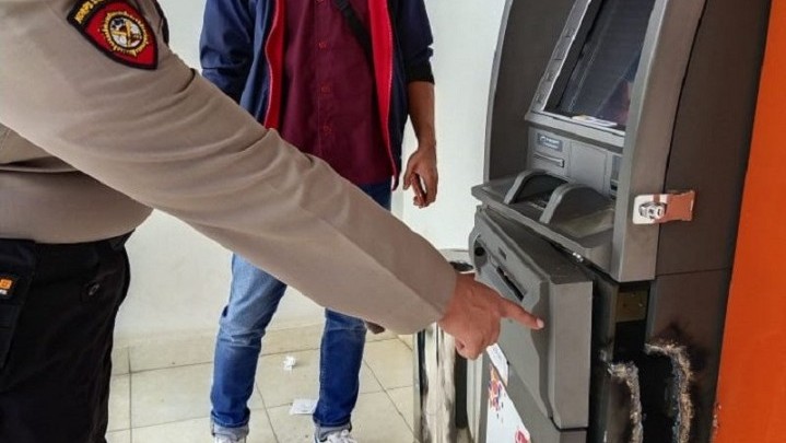 Perampok Bobol Mesin ATM Pakai Las