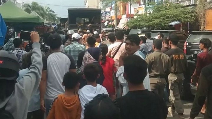 Tak Terima Ditertibkan Satpol PP Padang, PKL di Kawasan Permindo Melawan