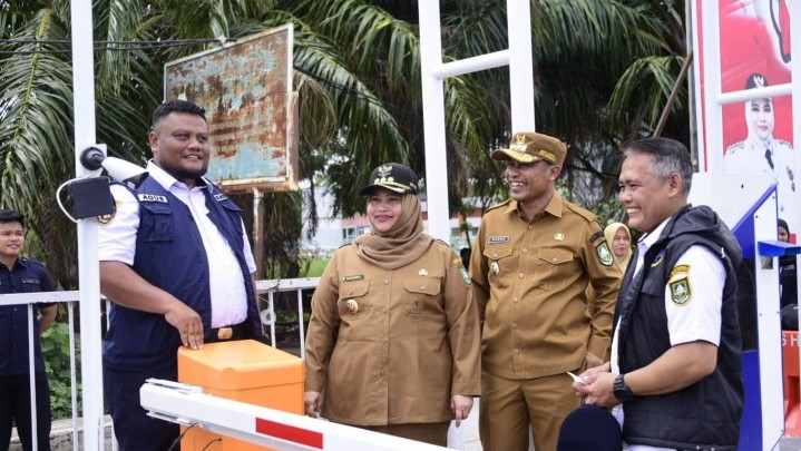 Bupati Kasmarni Tinjau Penerapan E-Ticketing di Pelabuhan Roro Sungai Selari