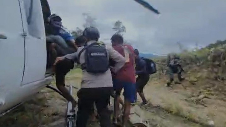 Penumpang Susi Air yang Disandera KKB Berhasil Dievakuasi Penumpang Susi Air yang Disandera KKB Berhasil Dievakuasi