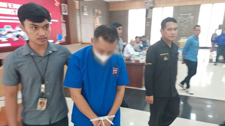 Polda Sumbar Amankan Pria Diduga Penipu dan Mengaku Keturunan Pakubuwono Surakarta Polda Sumbar Amankan Pria Diduga Penipu dan Mengaku Keturunan Pakubuwono Surakarta