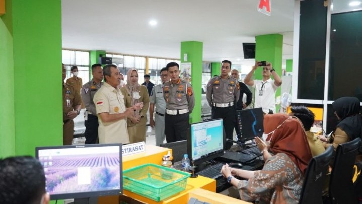 Masyarakat Pekanbaru Antusias Bayar Pajak Kendaraan Masyarakat Pekanbaru Antusias Bayar Pajak Kendaraan