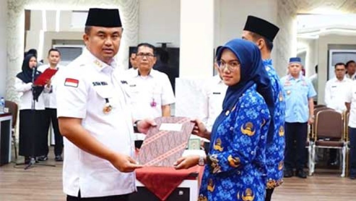Bupati Dharmasraya Tegaskan PNS Baru Harus Loyal pada Pimpinan Bupati Dharmasraya Tegaskan PNS Baru Harus Loyal pada Pimpinan
