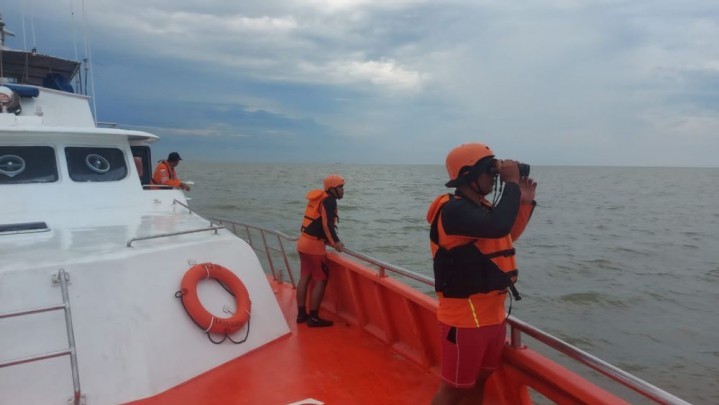 Tim SAR Dumai Cari WN Malaysia Tenggelam di Perbatasan Laut Indonesia Tim SAR Dumai Cari WN Malaysia Tenggelam di Perbatasan Laut Indonesia