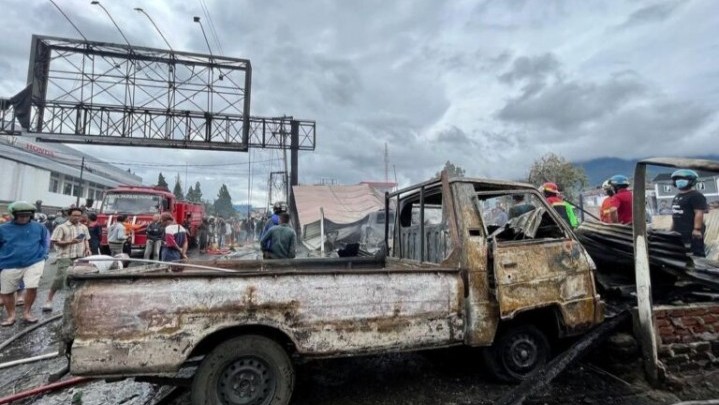 Enam Bangunan dan Belasan Kendaraan Terbakar di Kapeh Panji Agam Enam Bangunan dan Belasan Kendaraan Terbakar di Kapeh Panji Agam