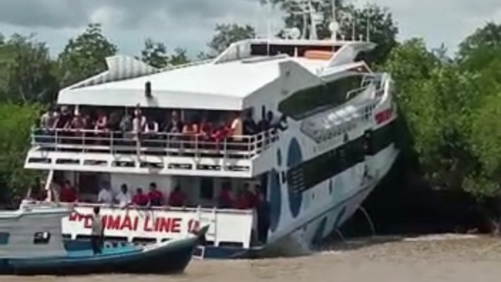 Kapal Dumai Line 9 Kembali Berlayar Usai Kandas di Kepulauan Meranti Kapal Dumai Line 9 Kembali Berlayar Usai Kandas di Kepulauan Meranti