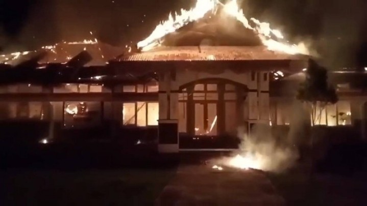 Protes Pelantikan Raja, Kantor Camat Dibakar