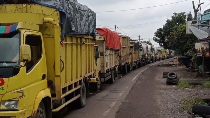 Jalan Rusak, Truk ODOL Dihadang Masyarakat Inhu