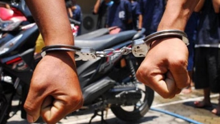 Dorong Sepeda Motor Curian, Dua Pemuda di Bukittinggi Ini Ditangkap Warga