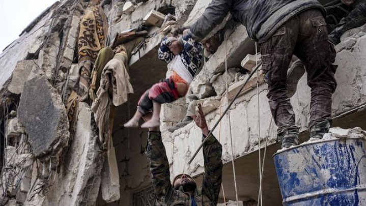 Sepekan Terjebak Puing Gempa Turki, Anak 10 Tahun Ditemukan Hidup Sepekan Terjebak Puing Gempa Turki, Anak 10 Tahun Ditemukan Hidup