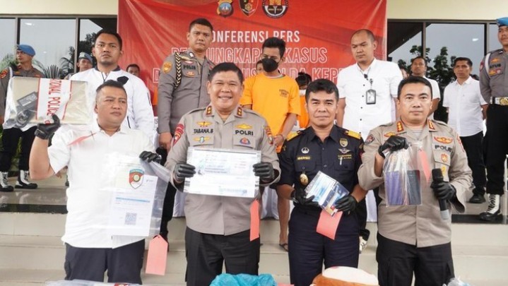 Polda Kepri Ungkap Mafia Penyedia Sertifikat Vaksin Palsu Polda Kepri Ungkap Mafia Penyedia Sertifikat Vaksin Palsu