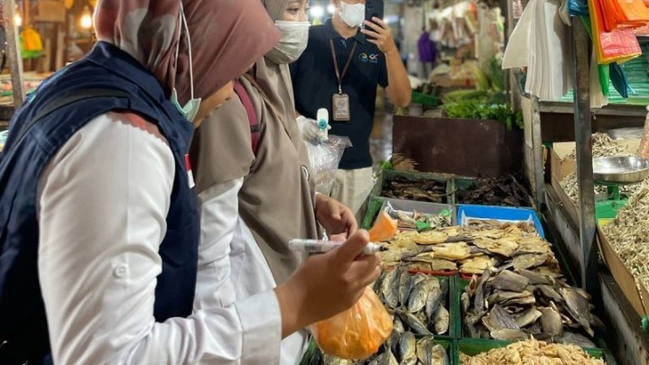 Di Pasar Tradisional Batam Ditemukan Ikan Asin Diduga Mengandung Bahan Formalin