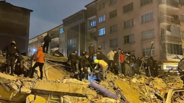 12 Hari Terkubur di Reruntuhan, Pria Korban Gempa Turki Berhasil Diselamatkan 12 Hari Terkubur di Reruntuhan, Pria Korban Gempa Turki Berhasil Diselamatkan