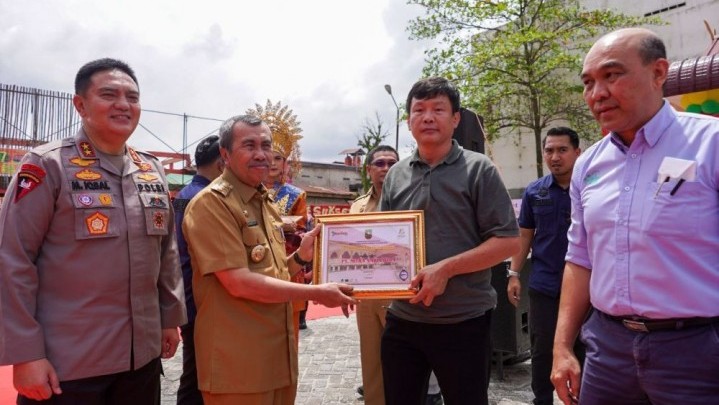 Taat Bayar Pajak, Gubri Syamsuar Beri Penghargaan pada Puluhan Perusahaan