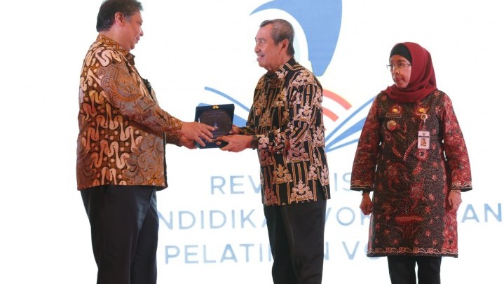 Gubri Syamsuar Didaulat Mewakili Gubernur se-Indonesia Terima Perpres Vokasi Gubri Syamsuar Didaulat Mewakili Gubernur se-Indonesia Terima Perpres Vokasi