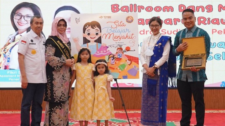 Buku Pertama Bunda Literasi Riau Hj Misnarni Syamsuar Diluncurkan