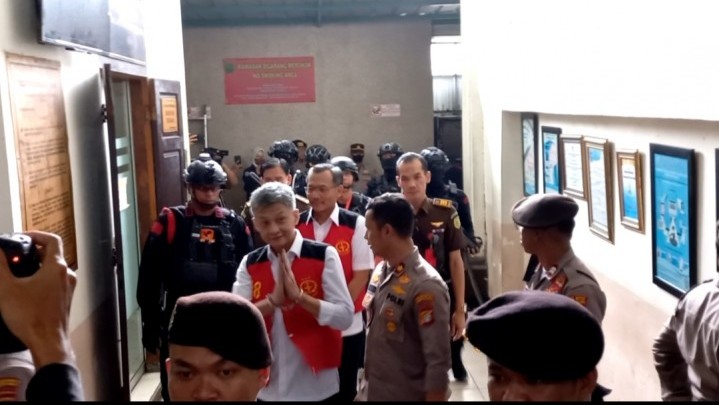 Hendra Kurniawan dan Agus Nurpatria Hari Ini Jalani Sidang Vonis Hendra Kurniawan dan Agus Nurpatria Hari Ini Jalani Sidang Vonis