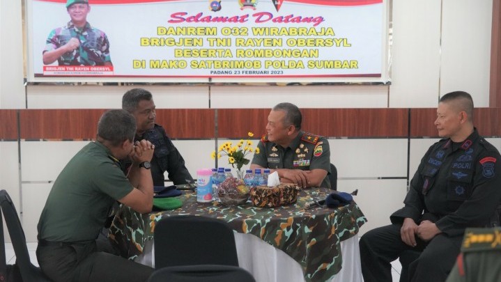 Sinergitas Korem 032/Wirabraja dengan Brimob Polda Sumbar Sinergitas Korem 032/Wirabraja dengan Brimob Polda Sumbar