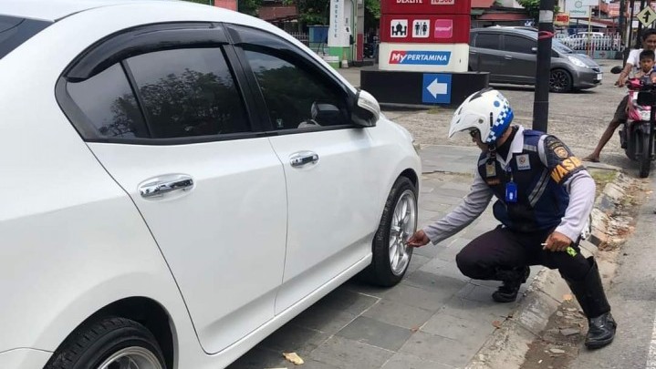 Dishub Padang Ancam Derek Kendaraan Parkir Sembarangan