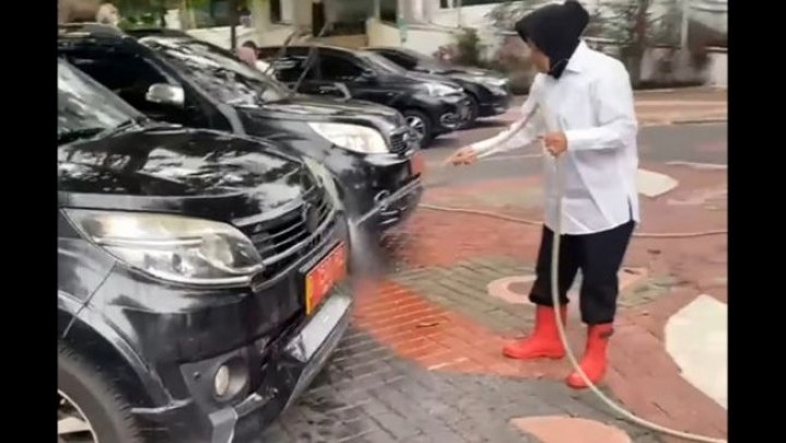 Akting Cuci Mobil, Pencitraan Risma Dinilai Tak Laku di DKI Akting Cuci Mobil, Pencitraan Risma Dinilai Tak Laku di DKI