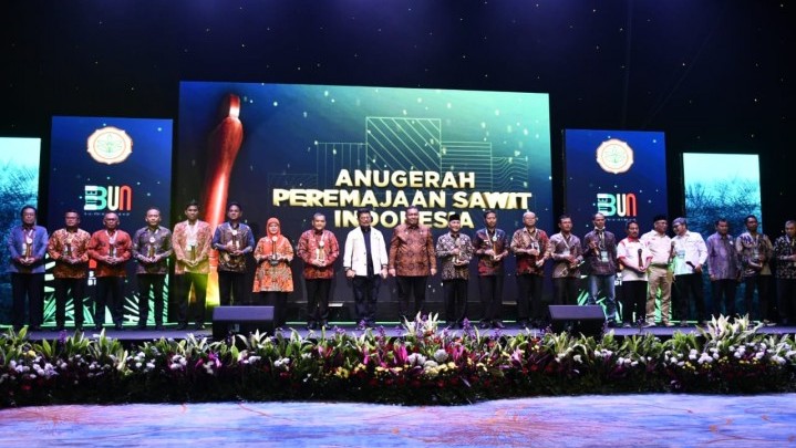 Mentan RI Anugerahi Pemprov Riau Penghargaan Karena Komitmen Jalankan PSR