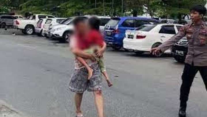 Perempuan Berlumuran Darah Gendong Anak di Karimun Bikin Heboh Perempuan Berlumuran Darah Gendong Anak di Karimun Bikin Heboh